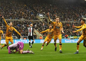 Pemain Cambridge United meraikan kejayaan menyingkirkan Newcastle United pada pusingan ketiga Piala FA di St James’ Park, Newcastle-upon-Tyne kelmarin. – IHSAN CAMBRIDGE UNITED