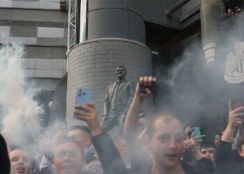 PENYOKONG Newcastle bersorak di luar Stadium St James' Park meraikan berita pengambil alihan kelab oleh pemilik baharu.