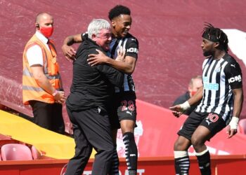 JOE Willock (tengah) meraikan jaringannya bersama jurulatih, Steve Bruce ketika membantu Newcastle United seri 1-1 dengan Liverpool dalam aksi Liga Perdana Inggeris di Anfield hari ini. - AFP