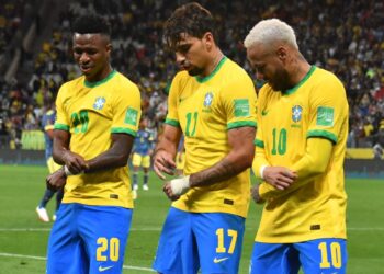 NEYMAR (kanan) meraikan jaringan Lucas Paqueta (tengah) bersama Vinicius Junior dalam aksi kelayakan Piala Dunia 2022 di Neo Quimica Arena, Sao Paulo semalam. – AFP