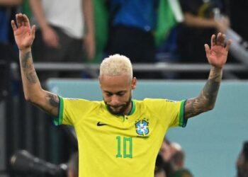 NEYMAR memberi penghormatan kepada penyokong selepas Brazil menewaskan Korea Selatan.