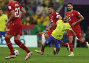 Neymar diterjah pemain Serbia, Dusan Tadic dalam perlawanan sebelum ini. - AFP