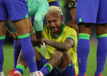 NEYMAR tidak mampu menahan kecewa selepas Brazil tersigkir dari Piala Dunia 2022 selepas kalah menerusi penentuan sepakan penalti kepada Croatia di Stadium Education City, Al-Rayyan. - AFP