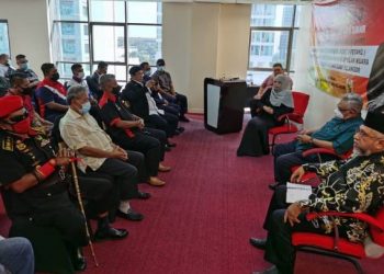 NOH Omar (dua dari kanan) ketika hadir dalam majlis Dialog NGO-NGO Selangor 1.0 di Bangunan UMNO Selangor, Seksyen 14, Shah Alam, Selangor hari ini. - FOTO/NOR AZIHAN MD. GHAZALI