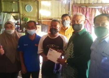 NOH Omar (dua dari kanan) menyampaikan sumbangan zakat dari Bank Rakyat untuk bantuan memulihkan rumah di Parit Empat Tanjong Karang di Kuala Selangor, Selangor, semalam. - FOTO/ABDUL RAZAK IDRIS