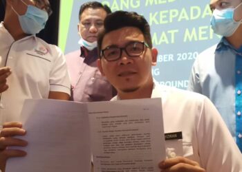 Nor Hizwan Ahmad menunjukkan dokumen mengenai permohonan perolehan secara rundingan terus dalam sidang akhbar di Ampang semalam.