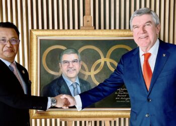 MOHAMAD Norza Zakaria (kiri) menyampaikan potrait wajah Thomas Bach dalam lawatan ke ibu pejabat IOC di  Olympic House, Lausanne, Switzerland semalam.