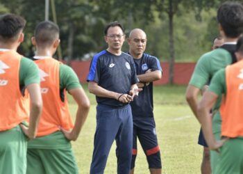 HUBUNGAN baik Ong Kim Swee (tengah) dengan beberapa bintang yang pernah dibimbing ketika bersama skuad kebangsaan memikat mereka untuk ke Sabah.