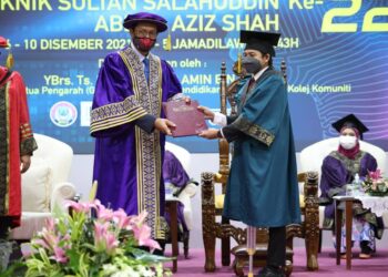 MOHAMAD Alif Aiman Juyana @ Azlan menerima Diploma Perniagaan Antarabangsa daripada Timbalan Ketua Pengarah (Gobernan), Jabatan Pendidikan Politeknik dan Kolej Komuniti dalam Majlis Konvokesyen Politeknik Sultan Salahuddin Abdul Aziz Shah Ke-22 hari ini.