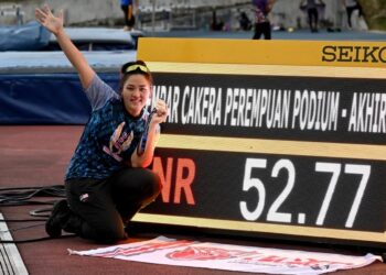 Queenie Ting bergambar bersama rekod baharu kebangsaan yang dilakukan di Stadium Mini MSN, Bukit Jalil. - IHSAN KPT