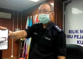 OMAR Bakhtiar Yaacob menunjukkan status dimuat naik pemilik akaun dipercayai pendakwah yang cuba memburukkan imej polis dalam sidang akhbar di IPD Kuala Kangsar, Perak hari ini.