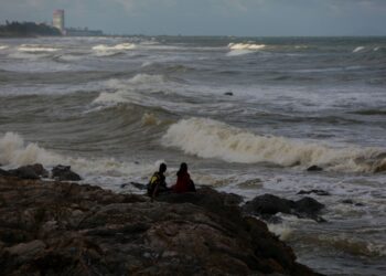 KEADAAN ombak kuat di Pantai Pandak di Kuala Terengganu susulan ramalan hujan berterusan tahap waspada di negeri ini hingga Sabtu. - UTUSAN/PUQTRA HAIRRY ROSLI