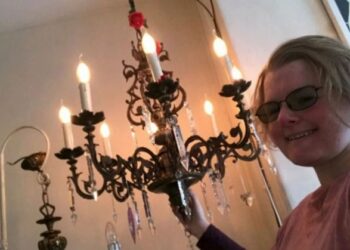 AMANDA LIBERTY bercadang untuk berkahwin dengan lampu chandelier Jerman. - AGENSI