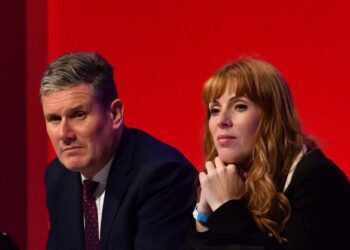 PEMIMPIN Parti Buruh, Keir Starmer dan Timbalannya, Angela Rayner menghadiri persidangan parti di Brighton. - AFP