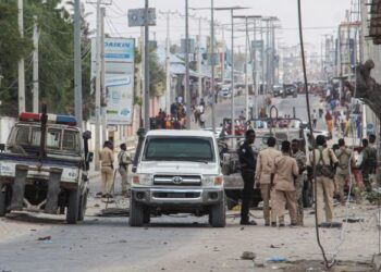 POLIS dan orang ramai berada di lokasi kejadian letupan bom di Mogadishu, Somalia. - AFP