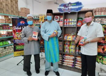 ZULKIFLY Mohd. Tahir (tengah) menunjukkan barangan terdapat di Gobok Pontian selepas majlis pelancarannya di Jalan Alsagoff, Pontian. - UTUSAN/MUHAMMAD ZIKRI