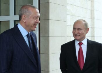 RECEP Tayyip Erdogan (kiri) berbual bersama Vladimir Putin di kediaman rasmi Presiden Rusia di Sochi. - AFP