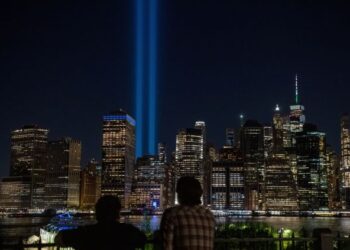 ORANG ramai menyaksikan `Tribute Light' sempena memperingati ulang tahun ke-20 serangan 11 September di New York. - AFP