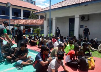 SEBAHAGIAN daripada 44 suspek terlibat kes dadah yang ditahan polis dalam Ops Sarang Khas di Johor Bahru, semalam. - IHSAN PDRM