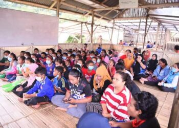 KANAK-KANAK Orang Asli mengikuti kelas tuisyen percuma di balai sewang Kampung Sendrop, Tanah Tinggi Lojing, Gua Musang, Kelantan. - UTUSAN/AIMUNI TUAN LAH