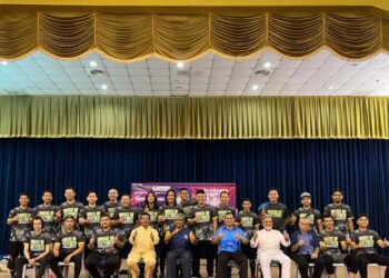 BARISAN pemain dan artis yang menjayakan Program Perlawanan Badminton Amal Atlet Malaysia dan Artis Malaysia Untuk Surau Al-Abidin di Gelanggang Badminton Sri Kenangan, Kompleks Perumahan Kastam Wilayah Persekutuan Kuala Lumpur.