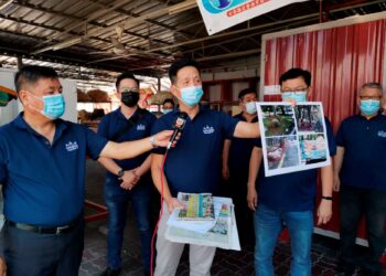 Oh Tong Keong ketika sidang akhbar mengenai kempen penggunaan beg plastik di Georgetown, Pulau Pinang semalam. - UTUSAN/MOHD. KHUZAIRI ISMAIL