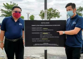 OH Tong Keong (kanan) menunjukkan kawasan parkir di Persiaran Karpal Singh, Pulau Pinang yang diswastakan kepada sebuah syarikat swasta oleh kerajaan negeri Pulau Pinang. - FOTO/SAFINA RAMLI