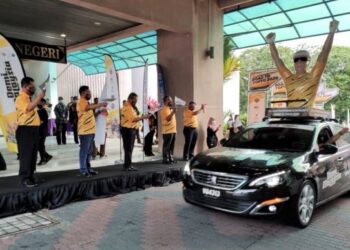 AMINUDDIN Harun (tiga dari kiri) dan Ahmad Shapawi (kiri) melepaskan Program Jelajah Sokongan Kontinjen Road To Tokyo 2020 Peringkat Negeri Sembilan di Wisma Negeri, Seremban semalam. - UTUSAN/BADRUL HAFIZAN MAT ISA