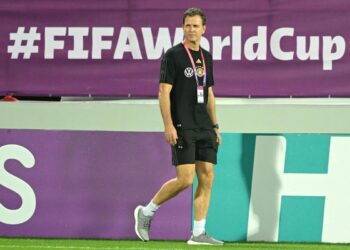 BIERHOFF bersetuju untuk melepaskan jawatannya dua tahun lebih awal sebelum kontraknya tamat.