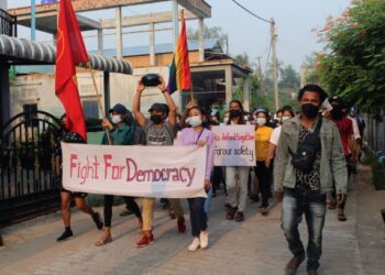 GAMBAR yang dikeluarkan oleh Dawei Watch menunjukkan penunjuk perasaan memegang sepanduk ketika mengambil bahagian dalam satu demonstrasi membantah rampasan kuasa di Dawei. - AFP