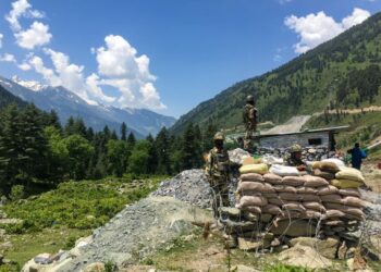 PASUKAN Keselamatan Sempadan India (BSF) berkawal di sepanjang jalan menuju ke Leh di Gagangir pada 17 Jun tahun lalu. - AFP