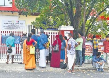 PENDUDUK sedang menunggu di luar Hospital Kerajaan Ernakulam untuk melakukan ujian saringan Covid-19. - AGENSI