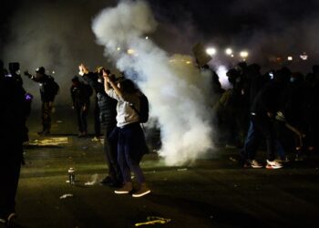 GAS pemedih mata dilepaskan untuk menyuraikan tunjuk perasaan di luar balai polis Brooklyn Centre, Minnesota. - AFP