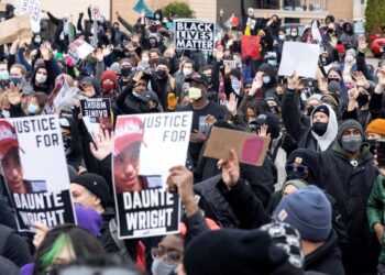 PENUNJUK perasaan berkumpul di luar balai polis di Brooklyn Centre sebelum perintah berkurung dilaksanakan di Minneapolis. - AFP