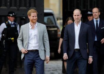 PUTERA WILLIAM dan Putera Harry akan hadir majlis pengebumian Duke of Edinburgh, Putera Philip yang dijadualkan berlangsung Sabtu depan. - AFP  