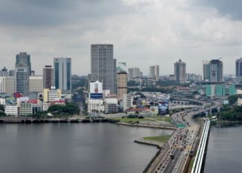 Caption: PEMANDU lori kargo Malaysia yang sudah menerima suntikan vaksin di Singapura bakal menerima sijil imunisasi. - AFP