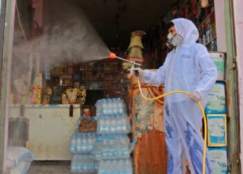 PEKERJA melakukan kerja-kerja sanitasi di sebuah kawasan kejiranan di wilayah Hajjah, utara Yemen. - AFP