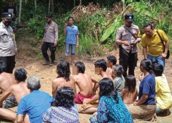 SEKUMPULAN pengikut kepercayaan Hakekot Balatasutak ketika disiasat oleh polis. - AGENSI 