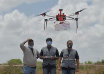 DRON milik Throttle Aerospace Systems diuji di lokasi penerbangan di Gauribidanur, kira-kira 80 kilometer dari Bangalore. - AFP