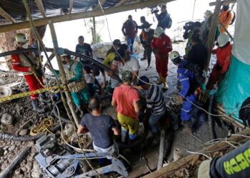 ANGGOTA bomba dan pasukan penyelamat melakukan kerja-kerja menyelamat mangsa terperangkap di dalam lombong emas El Bosque di Neira, Jabatan Caldas, Columbia. - AFP