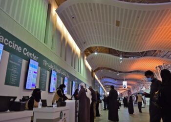 PENDUDUK sedang melakukan pendaftaran sebelum menerima suntikan vaksin Covid-19 di Pusat Pameran dan Konvensyen Antarabangsa Riyadh, Arab Saudi. - AFP