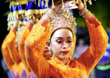 MELAKA 14 OGOS 2022, Penari kebudayaan melakukan persembahan pada majlis perasmian Melaka Heritage Parade sempena Melaka Heritage Festival 2022 di Memorial Pengisytiharan Kemerdekaan, Banda Hilir, Melaka. UTUSAN/RASUL AZLI SAMAD