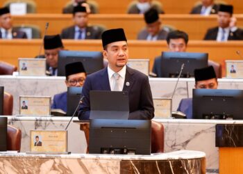 ONN HAFIZ GHAZI mengumumkan bantuan khas kewangan kepada semua penjawat awam semasa membentangkan Belanjawan Johor 2023 di Kota Iskandar, Johor.