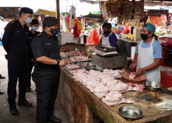 A. ASMADI Abdul Aziz  meninjau penguat kuasaan PKP dalam Op Payung di Pasar Kampung Tawas, Ipoh hari ini. - UTUSAN/ZULFACHRI ZULKIFLI