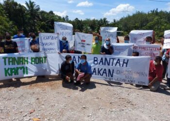 SEBAHAGIAN daripada masyarakat Orang Asli etnik Jahut mengadakan demonstrasi aman bagi membantah aktiviti pembalakan di Hutan Simpan Kekal Krau, di Temerloh, Pahang semalam. - FOTO/SALEHUDIN MAT RASAD