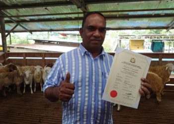 OSMAN Cheya Kutty menunjukkan sijil pentauliahan penyembelihan dimiliki pihaknya daripada Majlis Agama Islam Negeri Johor.