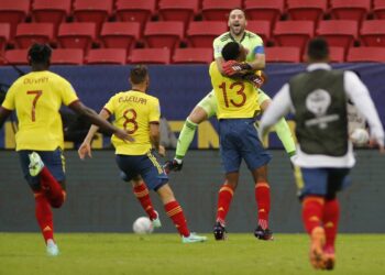 DAVID Ospina didukung rakan sepasukan, Yerry Mina selepas membantu Colombia menumpaskan Uruguay pada suku akhir Copa America di Brasilia hari ini. - AFP