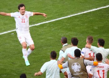 MIKEL Oyarzabal (kiri) yang menjaringkan gol ketika Sepanyol menewaskan Croatia antara pemain skuad Olimpik 2020.