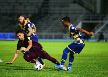 PEMAIN tengah Sri Pahang FC, Hafiz Ramdan (kanan) diasak Nasir Basharudin dari Terengganu dalam perlawanan Liga Super di Stadium Darul Makmur. - UTUSAN/SHAIKH AHMAD RAZIF