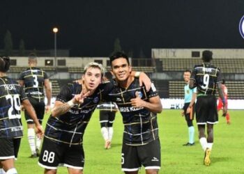 SENTUHAN magis Manuel Hidalgo (kiri) dan Abdul Malik Mat Ariff amat ditagih Sri Pahang FC apabila menerima kunjungan Petaling Jaya City malam ini.